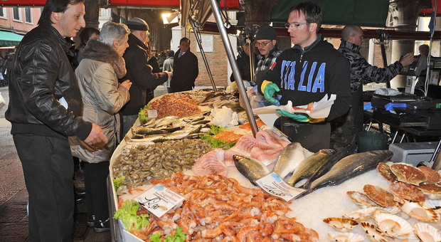 Mercato del pesce di Rialto a Venezia (foto d'archivio)
