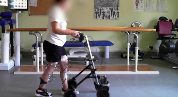 Paralizzata da 5 anni per un incidente sportivo, torna a camminare grazie a un neurostimolatore midollare