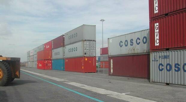 Container all'interno del porto
