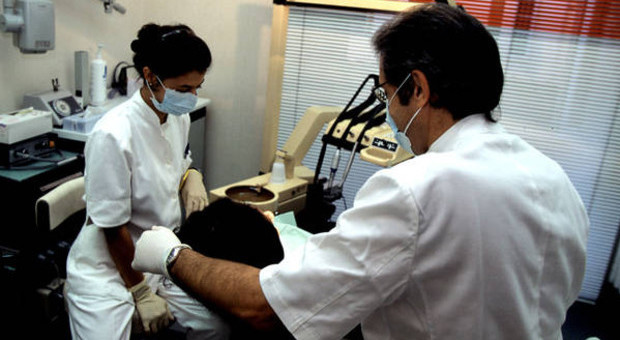 I dentisti: no agli apparecchi “fai da te”, soffrono anche le gengive