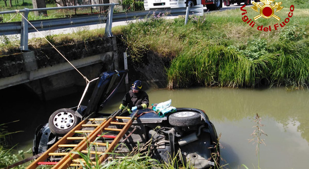 Auto finisce nel fossato pieno d'acqua: due passanti riescono ad assicurarla con la corda e salvano una donna