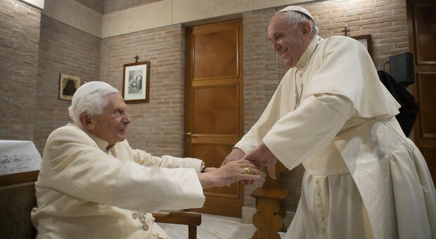 Addio Benedetto XVI, Papa Francesco: «Commossi e grati a Dio per la sua testimonianza di fede e preghiera»