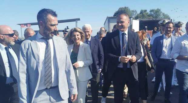 Il ministro Francesco Lollobrigida nel Delta per l'emergenza Granchio blu
