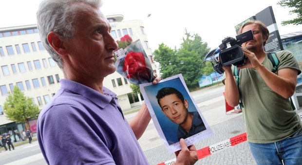 Monaco, il dramma di Naim in strada con la foto del figlio ucciso: ancora non ci credo