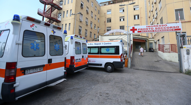 Giallo a Napoli, spari in ospedale al Loreto Mare: nel soffitto il foro di un proiettile
