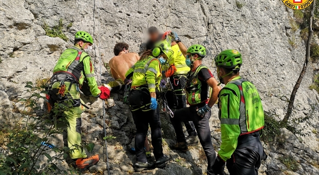 Incidente nella palestra di roccia: free climber vola a terra