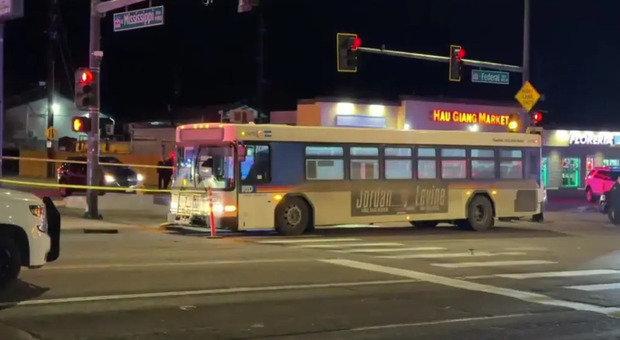 Tredicenne spara e uccide un nonno a bordo di un autobus: «Bloccava il passaggio con la gamba»