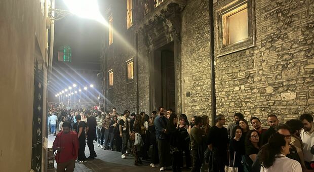 Terni Tic festival, cinquanta metri di fila per vedere Valerio Lundini e Francesco Lancia al Politeama