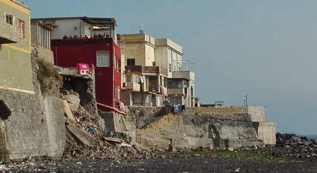 Palazzine danneggiate dalla mareggiata: sgomberate sette famiglie nel Napoletano