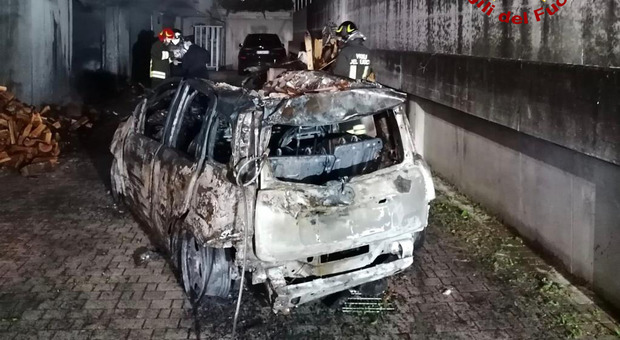 Fiat Panda ibrida a fuoco nel garage: completamente distrutta Foto