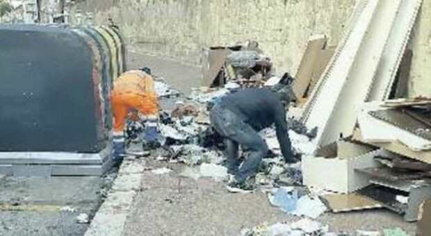 Taranto, bollette tra i rifiuti abbandonati: sporcaccioni scoperti e denunciati