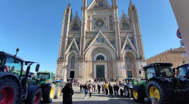 Tradizionale benedizione dei trattori in piazza Duomo a Orvieto