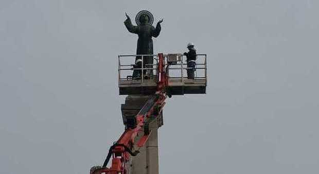 Un santo sotto esame: così i tecnici arrampicati sull'obelisco passano la statua ai raggi X