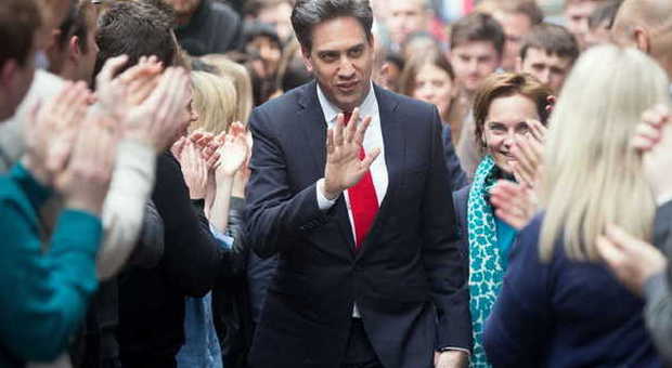 Ed Miliband di fronte alla sede dei Laburisti dopo la sconfitta (Foto Lapresse)