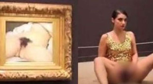 L'artista nuda davanti all'Origine del Mondo: blitz hot al Museo d'Orsay a Parigi | Foto