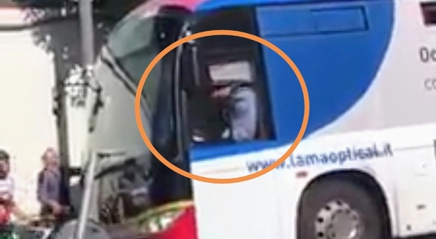 Autista picchiato a bordo dell'autobus in provincia di Napoli: fermato l'aggressore