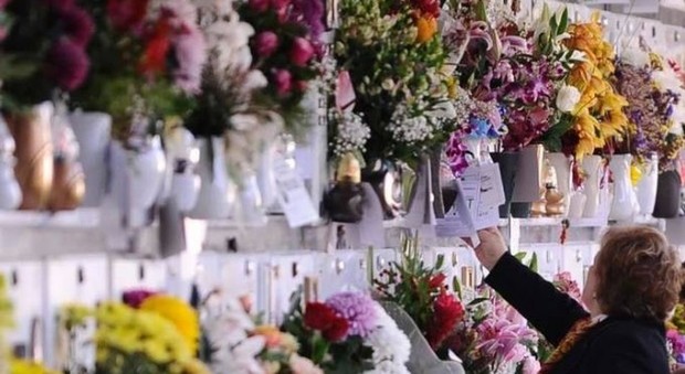 Il Comune apre il cimitero per Pasqua, anzi no: la circolare lo vieta