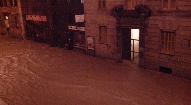 Alluvione a Genova, polemiche nella notte: «Non è stata data l'allerta»