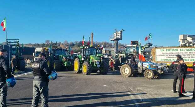 Agricoltori, la protesta paralizza l’uscita Orte dell’A1: tensioni con la polizia. «Continueremo a manifestare»