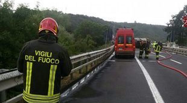 Camion prende fuoco, traffico a rilento sull' A1 in direzione Firenze