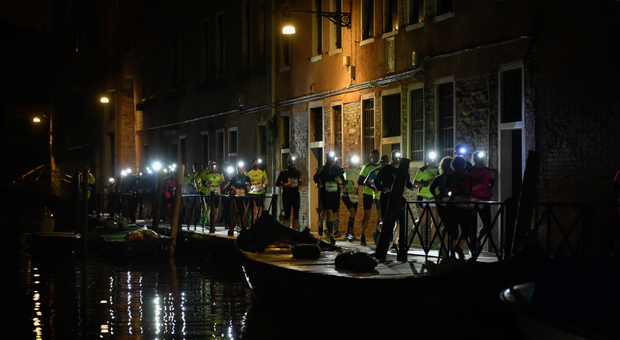 Correre di notte tra le calli: torna l'emozione del Venice Night Trail