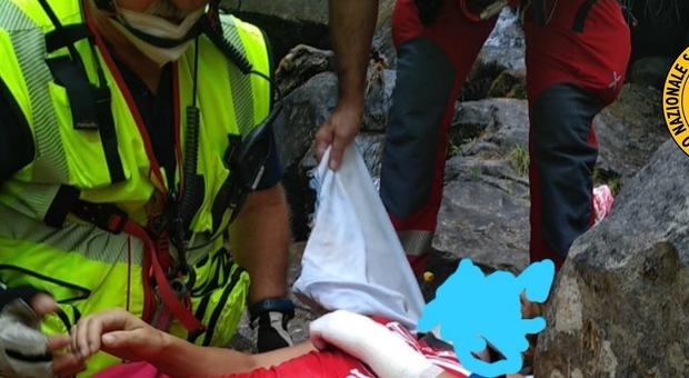 Cade nel fossato durante un’escursione e scivola per 30 metri: donna grave