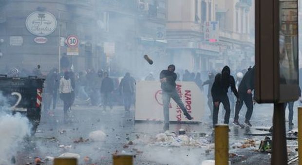 Salvini a Napoli, città assediata black bloc tra assessori e centri sociali