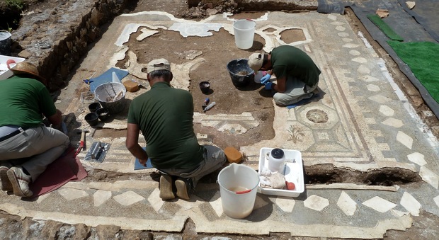 Guidonia, riaffiora una villa romana del II secolo: risplendono i mosaici ispirati da Adriano