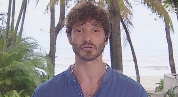 Stefano De Martino in difficoltà sull'Isola dei Famosi: "Non posso uscire dal residence"