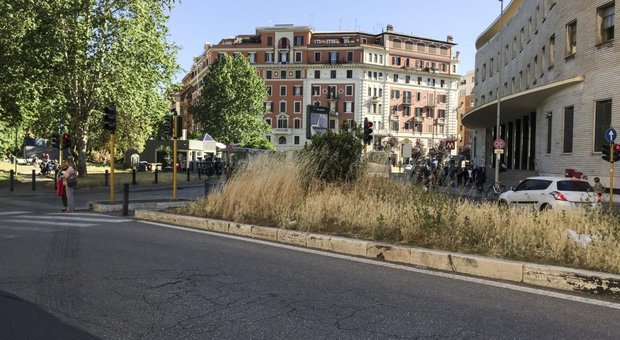Roma, «Ci cambi i soldi?» e rapinavano i ragazzini: arrestato 19enne, caccia al complice