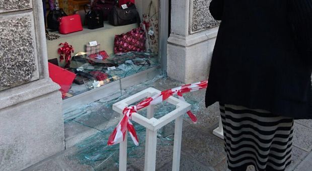 La vetrina in frantumi in centro a Udine - Foto F. Snidero