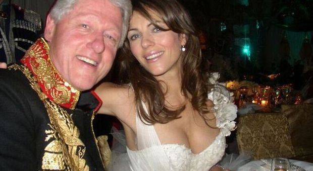 Bill Clinton e Liz Hurley in una foto del 2005