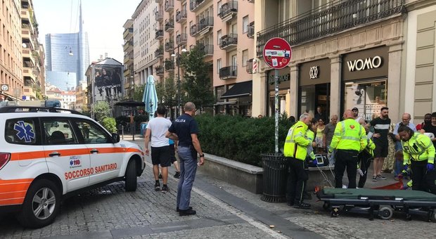 Milano, aggredita in strada da sconosciuto con coccio di bottiglia: grave 64enne