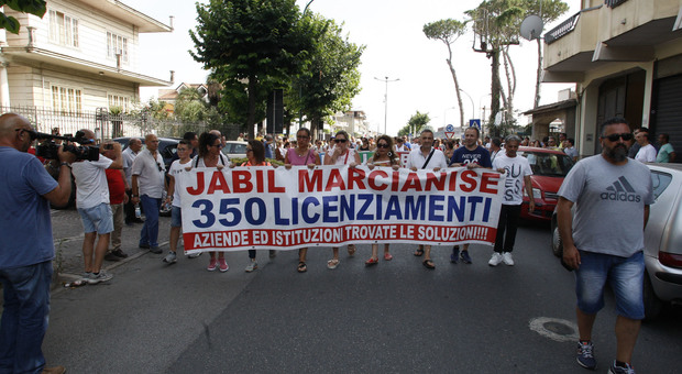 Jabil, decisi 350 licenziamenti: assemblea infuocata in fabbrica
