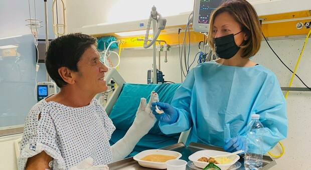 Gianni Morandi, nuova foto in ospedale con la moglie Anna: «Abbiamo bisogno di chi ci ama»