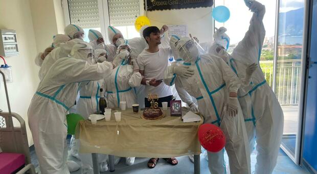 Antonio, positivo al Covid, festeggia i 18 anni in ospedale nel Napoletano: torta, candeline e palloncini