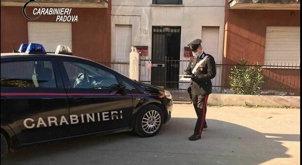 CADONEGHE - I carabinieri davanti all'abitazione dove è stata assassinata Aycha