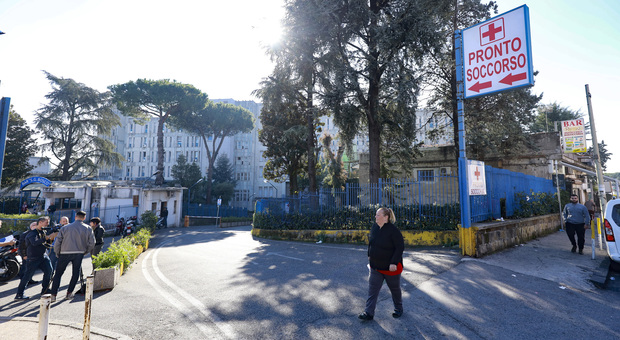 Reagisce alla rapina, 19enne accoltellato da due extracomunitari a Napoli