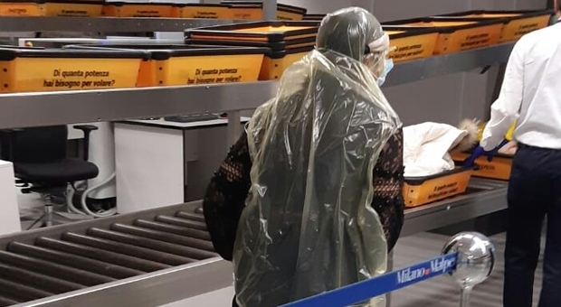 Malpensa, paura Coronavirus: in aeroporto con i sacchetti dell'immondizia in testa FOTO