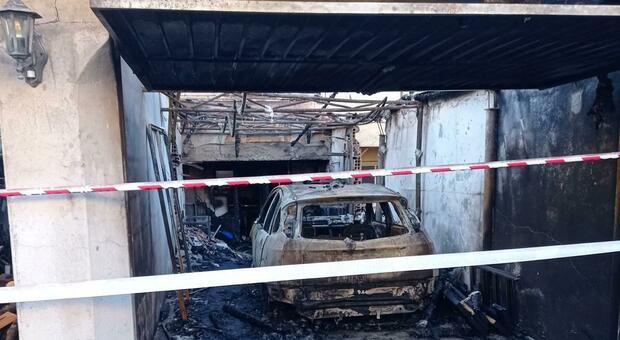 Esplosione in un garage, le fiamme invadono anche la palazzina: salvata in piena notte una coppia di anziani