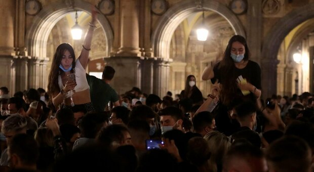 Spagna, senza coprifuoco i giovani tornano in piazza. Ma gli esperti temono boom di nuovi contagi