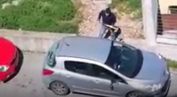 Roma choc, anziano distrugge con un'accetta l'auto parcheggiata sotto casa