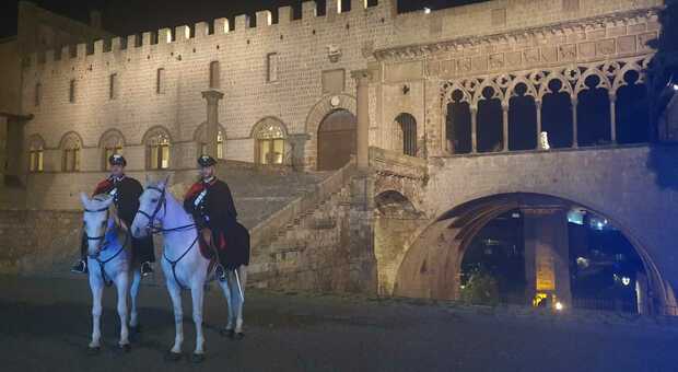 Carabinieri, pattuglia a cavallo nel centro storico