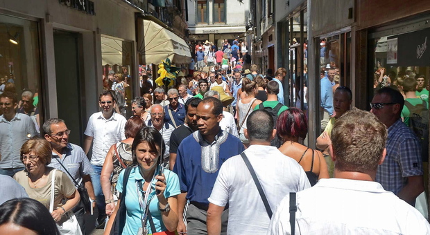 Le borseggiatrici agiscono indisturbate in mezzo alla folla di turisti a Venezia