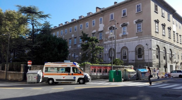 Travolto da un albero davanti all'ospedale Maggiore, la prognosi del 50enne resta riservata