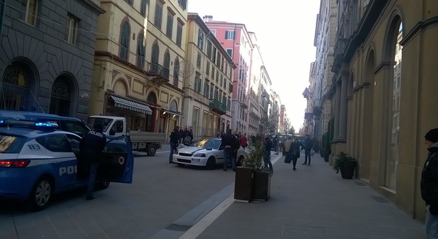 Entra con l'auto in Corso Garibaldi va in banca e sgomma: fermato