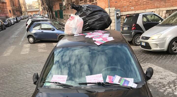I messaggi sulle auto in sosta: scritte, biglietti, insulti e sacchi di immondizia