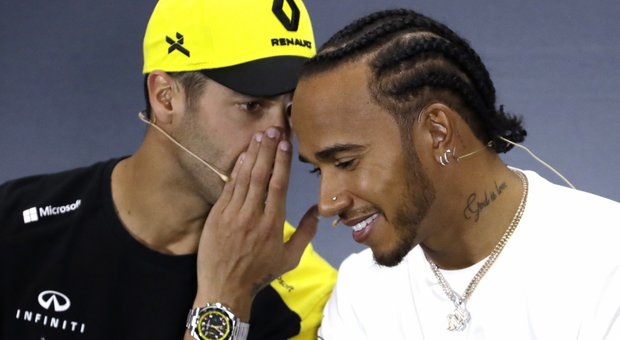 Daniel Ricciardo e Lewis Hamilton scherzano durante la conferenza dei piloti che precede il gp di Silverstone