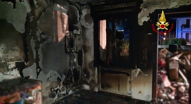 Fiamme nel garage, fuoco e fumo nell'appartamento: un ragazzo e due donne in ospedale
