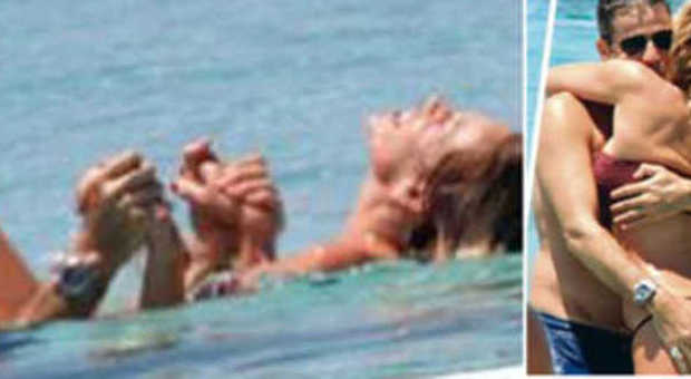 Alessia Marcuzzi, le foto superhot delle vacanze: "giochini" in acqua e coccole bollenti col marito